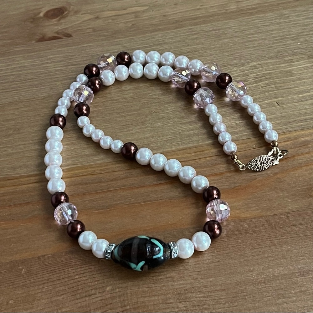 Vintage glass pearl necklace with glass-painted pendant - Picture 12 of 14